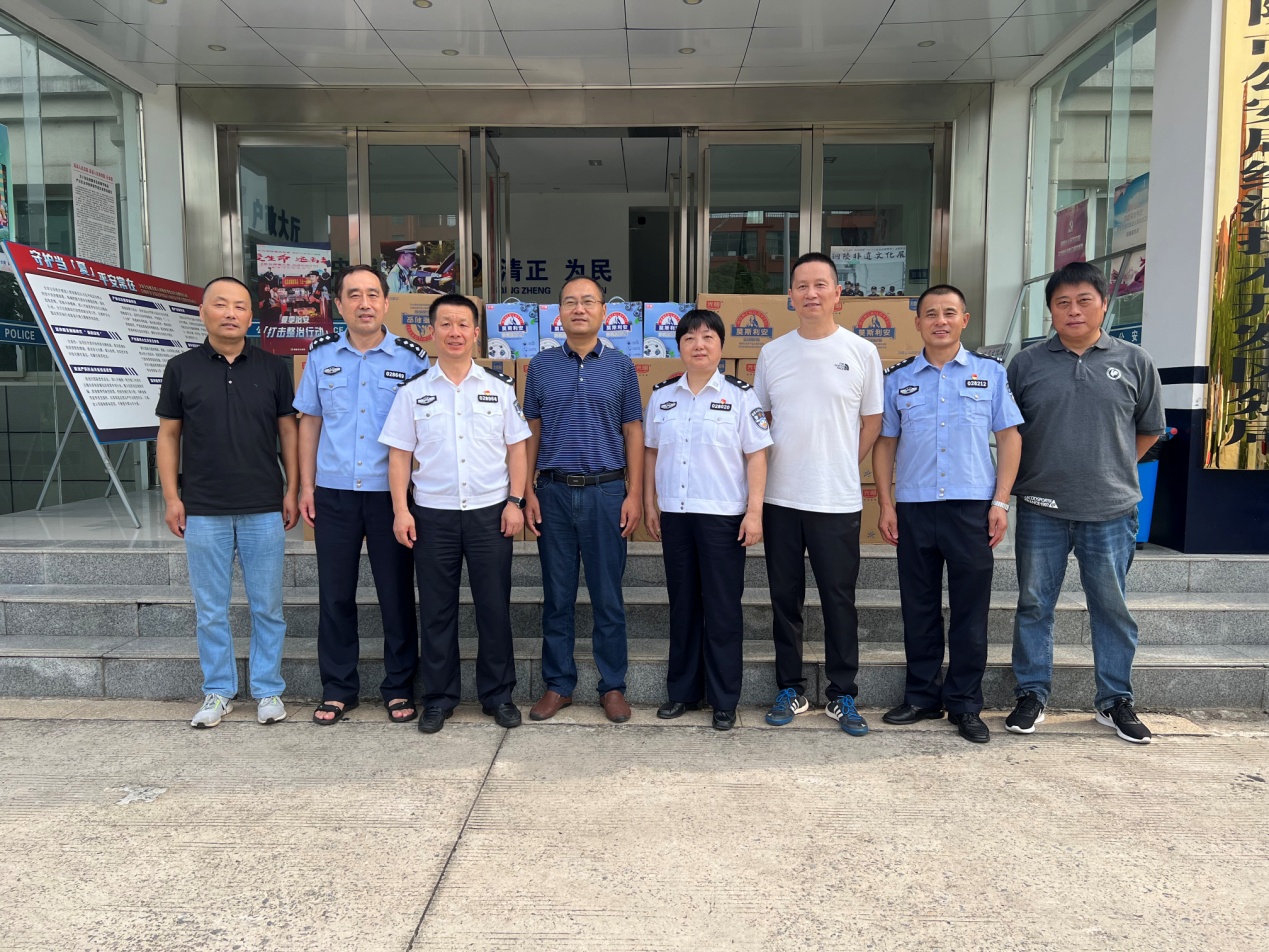 公司副總經(jīng)理朱文志到經(jīng)開區(qū)公安分局及新城派出所進(jìn)行高溫慰問(wèn) 公司副總經(jīng)理朱文志到經(jīng)開區(qū)公安分局及新城派出所進(jìn)行高溫慰問(wèn)